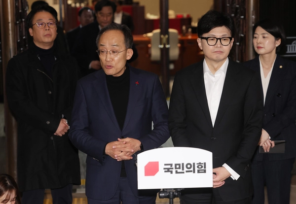 국민의힘 추경호 원내대표가 4일 서울 여의도 국회에서 열린 비상의원총회를 마치고 나오며 발언하고 있다. 오른쪽은 한동훈 대표. 2024.12.4 /연합뉴스