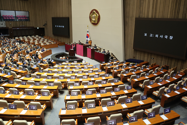 5일 새벽 국회 본회의에서 윤석열 대통령에 대한 탄핵소추안이 보고되고 있다. 국민의힘 의원을 제외한 야6당 의원 190명 전원과 무소속 김종민 의원이 서명한 탄핵소추안은 이날 본회의에 보고된 뒤 24시간 이후 72시간 이내에 표결하게 된다. 2024.12.5 /연합뉴스