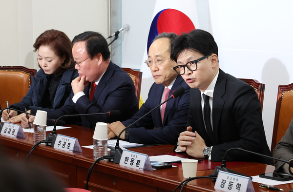 국민의힘 한동훈 대표(오른쪽)가 5일 오전 국회에서 열린 최고위원회의에서 발언하고 있다. 2024.12.5 /연합뉴스