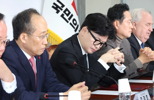 국민의힘 한동훈 대표(가운데)와 추경호 원내대표가 5일 오전 국회에서 열린 최고위원회의에서 위원들의 발언을 경청하고 있다. 2024.12.5 /연합뉴스