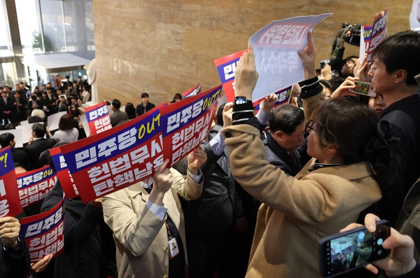 국민의힘 추경호 원내대표를 비롯한 의원 및 당 관계자들이 5일 오전 국회 로텐더홀 계단에서 더불어민주당의 감사원장과 검사들에 대한 탄핵 추진 규탄대회를 하던 중 본회의에 참석하던 민주당 몇몇 의원들이 항의하며 고성이 오가고 있다. 2024.12.5 /연합뉴스