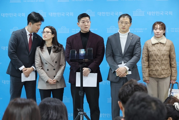 국민의힘 소장파 의원들이 5일 오후 국회 소통관에서 대통령 임기단축 개헌등을 제안하는 기자회견을 하고 취재진의 질문에 답하고 있다. 2024.12.5 /연합뉴스