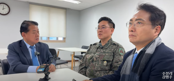 이진우 수도방위사령관이 김병주·박선원 국회의원을 만나 당시 상황을 설명하는 모습. 2024.12.6 /김병주 의원 유튜브 캡처