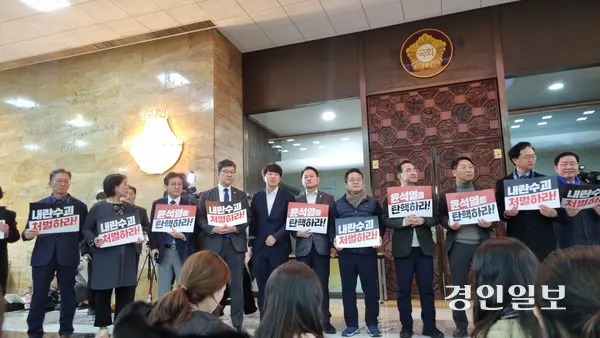 6일 오후 3시께 윤석열 대통령이 국회에 온다는 소식이 전해지자 민주당이 국회 본청 로텐더홀에 보좌진까지 소집하라는 지시를 내렸다. 대다수는 국회 본청 현관을, 일부는 국민의힘 의총장 앞을 막아서고 있다. 여기에 전 국민의힘 당대표인 개혁신당 이준석 의원이 합류해 국민의힘을 향해 내란에 동조하지 말 것을 요구했다. 2024.12.6 /권순정기자 sj@kyeongin.com