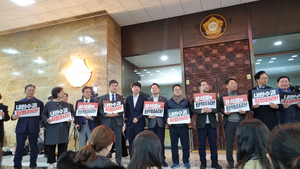 ‘3시 대통령 국회에…?’ 민주당 국회 본청·국민의힘 의총장 앞 막아서