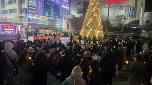 성남 야탑역 광장에도 켜진 촛불… 분노에 추운 날씨 잊었다