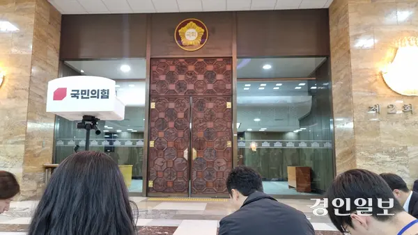 한동훈 대표가 6일 사실상 탄핵 찬성 입장을 밝힌 뒤 오전 11시부터 시작된 국민의힘 의총장 문이 굳게 닫혀 있다. 의원들 일부는 안에서 도시락 식사를 하는 것으로 보인다. 2024.12.06 /권순정기자 sj@kyeongin.com