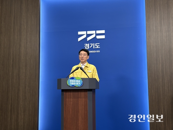 김성중 경기도 행정1부지사는 6일 경기도청 브리핑룸에서 기자회견을 열고 “경기도가 폭설 피해 복구를 위해 총 677억5천만원 규모의 재정을 투입한다”고 밝혔다. 2024.12.6 /이영지기자 bbangzi@kyeongin.com