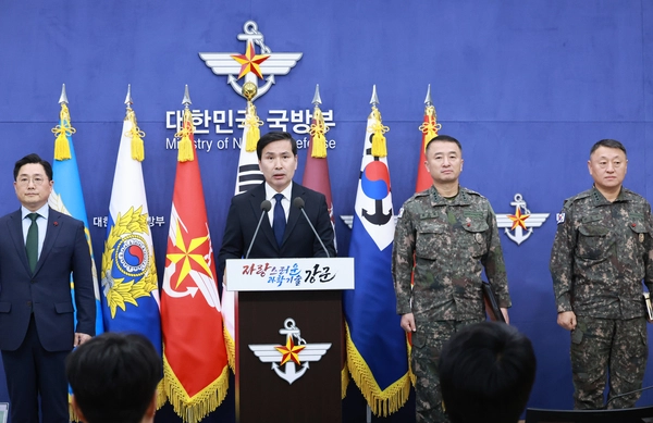 김선호 국방부 장관 직무대리가 6일 서울 용산 국방부에서 비상계엄 사태와 관련해 긴급 브리핑을 하고 있다. 2024.12.6 /연합뉴스
