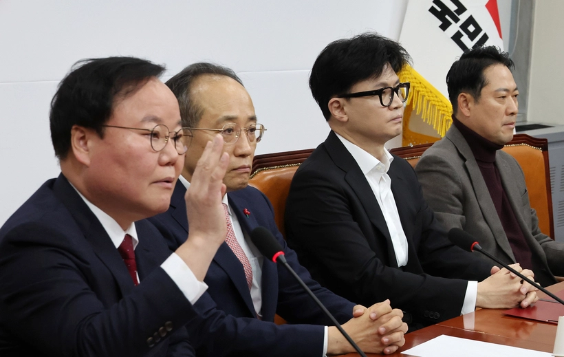 6일 오전 국회에서 열린 국민의힘 긴급최고위원회의에서 한동훈 대표 발언 후 비공개 전환되었음에도 김재원 최고위원(왼쪽)이 발언하고 있다. 2024.12.6 /연합뉴스