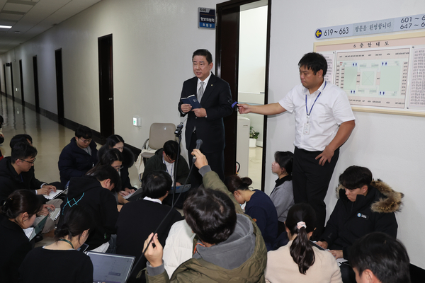 국회 정보위원회 소속 더불어민주당 김병기 의원이 6일 오후 국회 정보위원장실에서 홍장원 국가정보원 1차장과 면담한 내용을 공개하고 있다. 2024.12.6 /연합뉴스