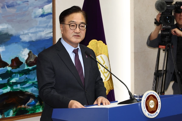 우원식 국회의장이 6일 서울 국회 접견실에서 긴급 담화문을 발표하고 있다. 2024.12.6 /연합뉴스