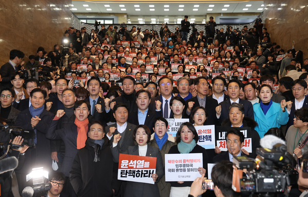 윤석열 대통령이 국회로 이동하고 있다는 소식이 전해지자 6일 서울 여의도 국회 로텐더홀에 야당 의원들이 윤 대통령의 방문을 막기 위해 모여있다. 대통령실은 이와 관련해 오늘 중 국회 방문 일정은 없다고 입장을 냈다. 2024.12.6 /연합뉴스