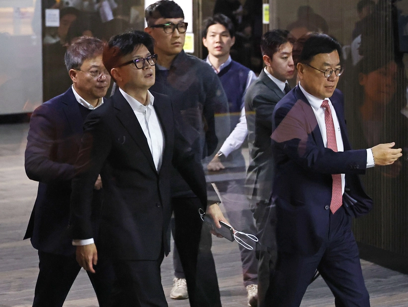 국민의힘 한동훈 대표가 6일 서울 여의도 국회에서 의원총회 도중 회의장을 잠시 나와 이동하고 있다. 2024.12.6 /연합뉴스