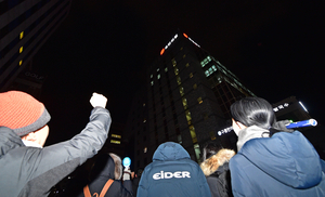 [화보] 국민의힘 중앙당사로 모인 시민들 ‘탄핵안 참여 요구’