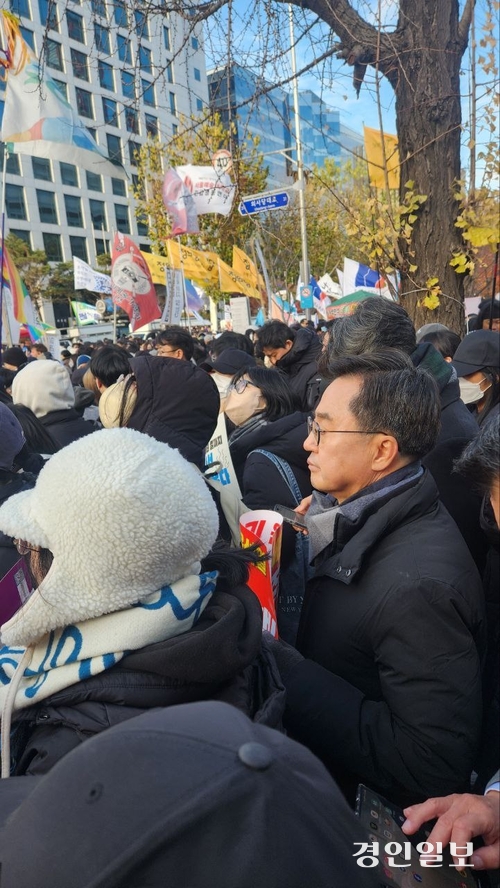 김동연 경기도지사가 7일 국회 앞에서 열린 집회에 참석해 “투표에 참여하지 않으면 쿠데타 세력의 부역자가 될 것”이라며 국민의힘의 투표를 촉구하고 나섰다. 2024.12.7 /경기도 제공