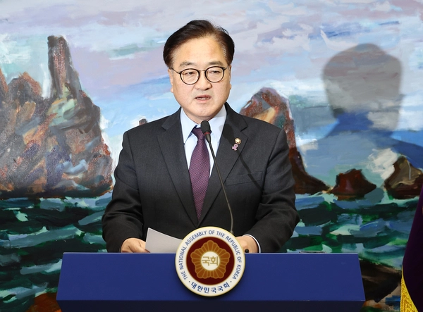 우원식 국회의장이 6일 서울 국회 접견실에서 긴급 담화문을 발표하고 있다. 2024.12.6 /연합뉴스
