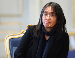 노벨문학상 한강 “무력으로 언로 막는 과거로 돌아가지 않길…”