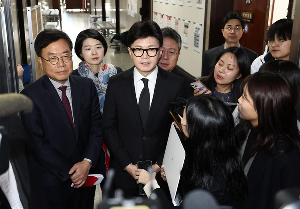 국민의힘 한동훈 대표가 7일 서울 여의도 국회 당대표실에서 윤석열 대통령의 대국민 담화 생중계 시청 뒤 취재진에게 입장을 밝히고 있다. 2024.12.7 /연합뉴스