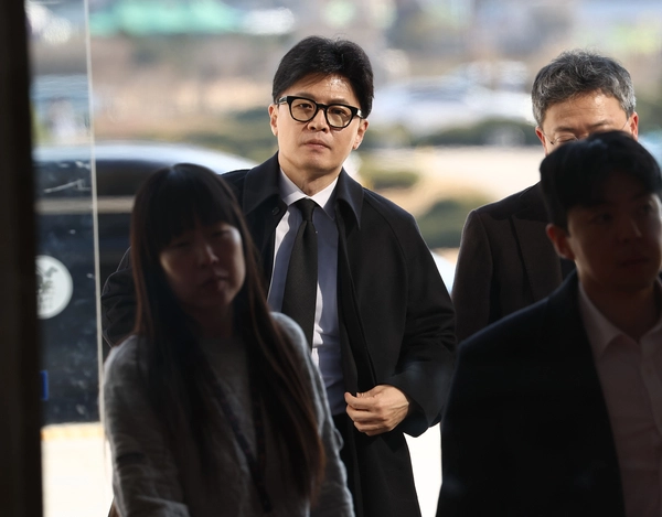 한덕수 국무총리와 긴급회동을 마친 국민의힘 한동훈 대표가 7일 서울 여의도 국회로 돌아와 당대표실로 향하고 있다. 2024.12.7 /연합뉴스