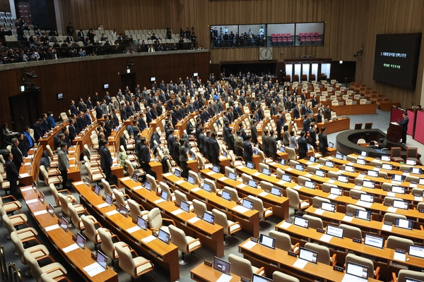 7일 오후 국회 본회의에서 야당 의원들이 윤석열 대통령의 탄핵소추안 표결에 불참하기 위해 퇴장한 국민의힘 의원들의 이름을 일일이 호명하고 있다. 2024.12.7 /연합뉴스