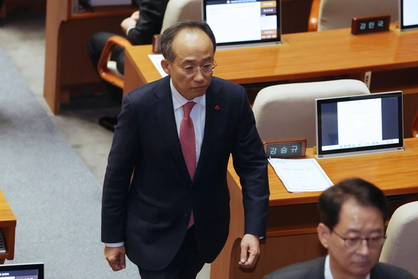 국민의힘 추경호 원내대표가 7일 오후 국회 본회의에서 재의결 안건인 김건희 여사 특검법에 표결한 뒤 퇴장하고 있다. 2024.12.7 /연합뉴스
