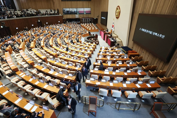 7일 오후 국회 본회의에서 국민의힘 의원들이 윤석열 대통령 탄핵소추안에 대한 표결을 앞두고 퇴장하고 있다. 2024.12.7 /연합뉴스