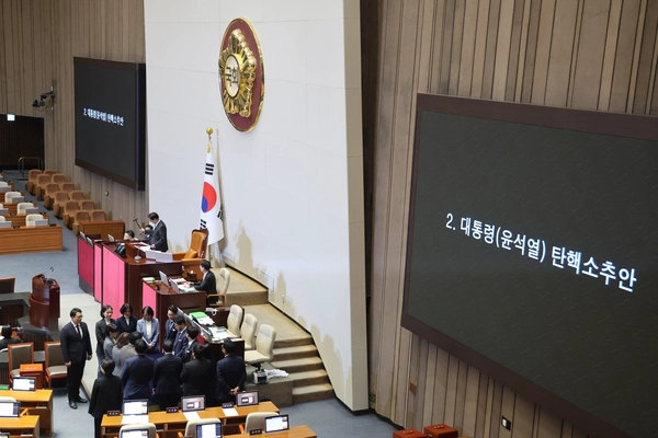 우원식 국회의장이 7일 오후 국회 본회의에서 윤석열 대통령의 탄핵소추안에 대해 의결 정족수 부족으로 ‘투표 불성립’을 선언하고 있다. 2024.12.7 /연합뉴스