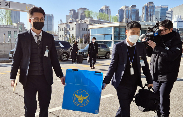 경찰 국가수사본부(국수본) 관계자들이 8일 오전 ‘12·3 비상계엄 사태’를 주도한 것으로 지목된 김용현 전 국방부 장관의 집무실을 압수수색하기 위해 서울 용산 국방부 청사로 들어가고 있다. 2024.12.8 /연합뉴스