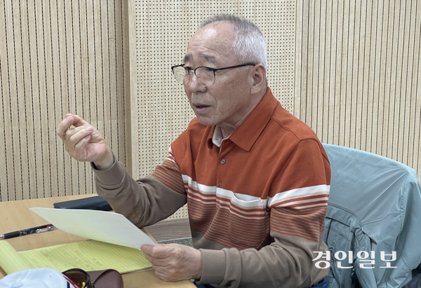 김홍구 ‘물망초’ 회장이 지난 10월 모임에서 치매 환자였던 가족을 돌본 경험을 얘기하고 있다. 2024.12.7 /박현주기자 phj@kyeongin.com