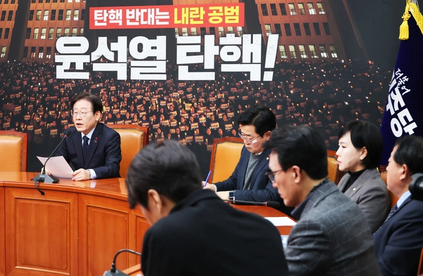 더불어민주당 이재명 대표가 8일 오후 국회에서 기자간담회를 열어 한덕수 국무총리와 국민의힘 한동훈 대표의 대국민 공동 담화와 관련해 입장을 밝히고 있다. 2024.12.8 /연합뉴스