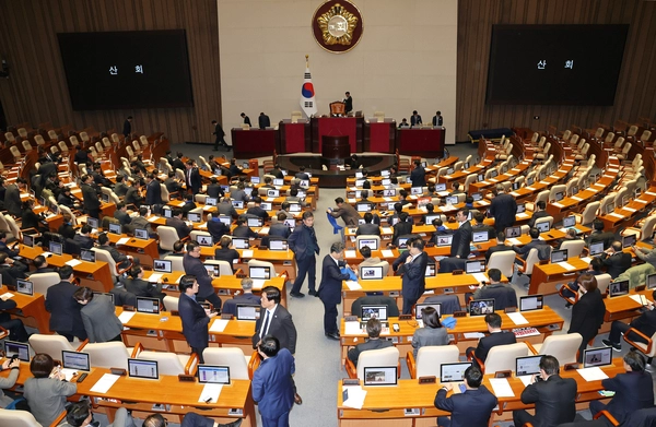 우원식 국회의장이 7일 오후 국회 본회의에서 윤석열 대통령의 탄핵소추안에 대해 의결 정족수 부족으로 ‘투표 불성립’을 선언하자 의원들이 나가고 있다. 2024.12.7 /연합뉴스