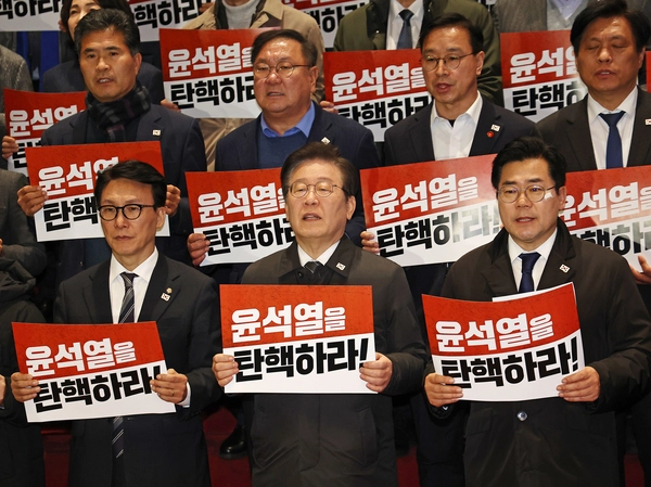 더불어민주당 이재명 대표를 비롯한 의원들이 윤석열 대통령에 대한 탄핵소추안 표결이 무산된 7일 국회에서 탄핵 촉구 및 국민의힘 규탄 대회를 하고 있다. 2024.12.7 /연합뉴스