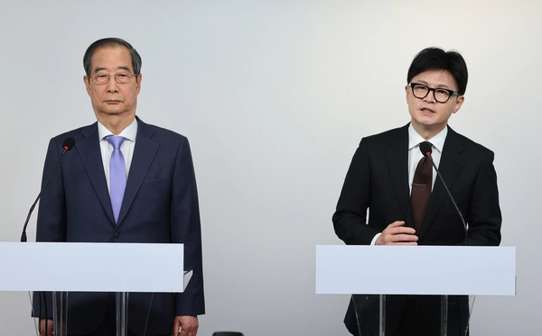 국민의힘 한동훈 대표와 한덕수 국무총리가 8일 오전 서울 여의도 국민의힘 당사에서 국정 수습 방안에 대한 공동 담화문을 발표하고 있다. 2024.12.8 /연합뉴스