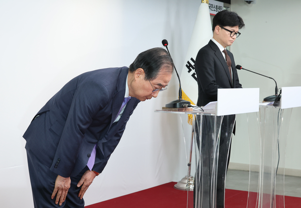 한덕수 국무총리가 8일 오전 서울 여의도 국민의힘 당사에서 열린 국정 수습 방안에 대한 한동훈 대표와의 공동 담화문 발표에서 허리 숙여 사과 인사를 하고 있다. 2024.12.8 /연합뉴스