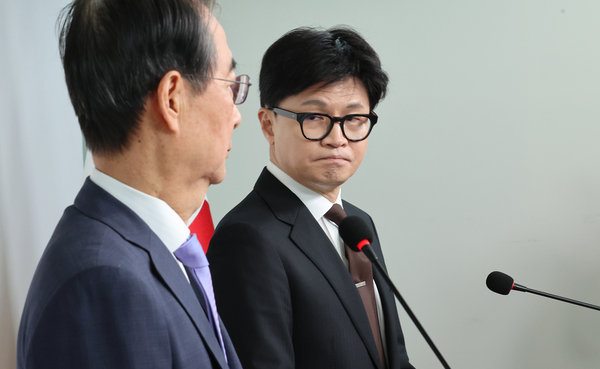 국민의힘 한동훈 대표가 8일 오전 서울 여의도 국민의힘 당사에서 국정 수습 방안을 담은 공동 담화문을 발표하는 한덕수 국무총리를 바라보고 있다. 2024.12.8 /연합뉴스