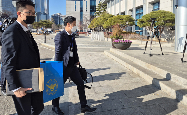 경찰 국가수사본부(국수본) 관계자들이 8일 오전 ‘12·3 비상계엄 사태’를 주도한 것으로 지목된 김용현 전 국방부 장관의 집무실을 압수수색하기 위해 서울 용산 국방부 청사로 들어가고 있다. 2024.12.8 /연합뉴스