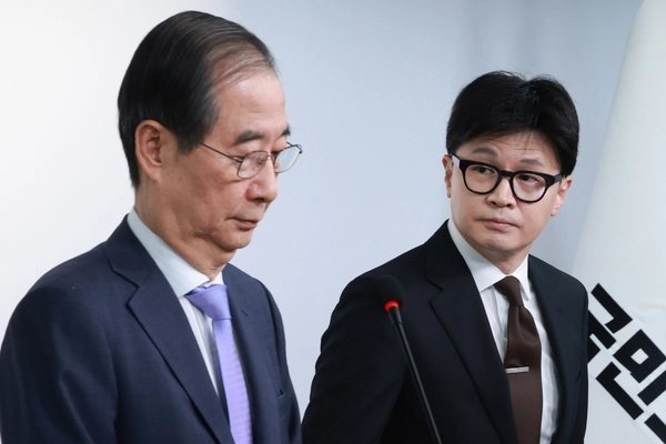 한덕수 국무총리와 국민의힘 한동훈 대표가 8일 오전 서울 여의도 국민의힘 당사에서 국정 수습 방안을 담은 공동 담화문 발표를 준비하고 있다. 2024.12.8 /연합뉴스