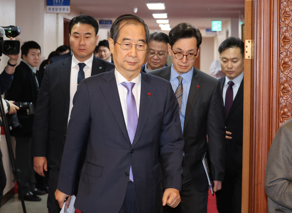 한덕수 국무총리, 국무위원 간담회 참석
(서울=연합뉴스) 최재구 기자 = 한덕수 국무총리가 8일 서울 종로구 정부서울청사에서 열린 국무위원간담회에 입장하고 있다. 2024.12.8
jjaeck9@yna.co.kr
(끝)
<저작권자(c) 연합뉴스, 무단 전재-재배포, AI 학습 및 활용 금지>