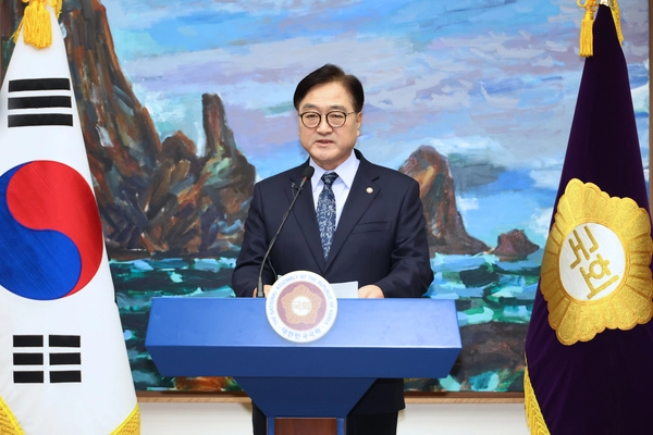 우원식 국회의장이 8일 오후 서울 여의도 국회에서 한덕수 국무총리와 국민의힘 한동훈 대표의 공동 담화와 관련해 입장을 밝히기 위해 긴급 기자회견을 하고 있다. 2024.12.8 /연합뉴스