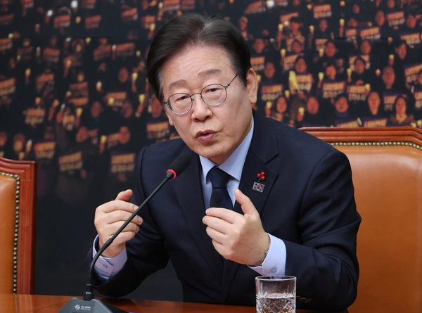 더불어민주당 이재명 대표가 8일 오후 서울 여의도 국회에서 긴급 기자회견을 하고 있다. 2024.12.8 /연합뉴스
