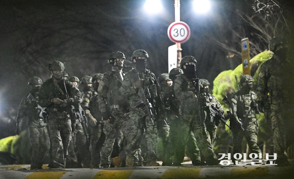 국회 본회의에서 비상계엄 해제를 의결한 4일 새벽 군 병력이 국회에서 이동하고 있다. 2024.12.4 /이지훈기자 jhlee@kyeongin.com