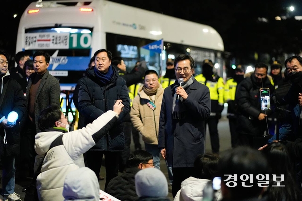 김동연 경기도지사가 국회 앞에서 윤석열 대통령 탄핵 촉구 단식 농성에 돌입한 더불어민주당 중진 의원들과 촛불집회 현장을 찾아 격려했다. 2024.12.9 /독자 제공