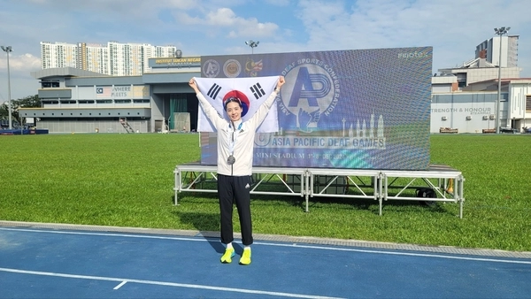박세경(화성시청) 선수가 최근 말레이시아에서 열린 제10히 쿠알라룸푸르 아시아태평양 농아인게임대회 육상 800m(은)와 1천500m(동)에 메달을 목에 걸었다. 2024.12.9 /화성시육상연맹 제공