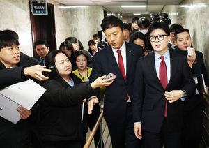 탄핵 막고본 국힘… 친한 vs 친윤 ‘질서 없는’ 윤석열 대통령 퇴진 논의 [격랑 속 ‘탄핵 정국’]