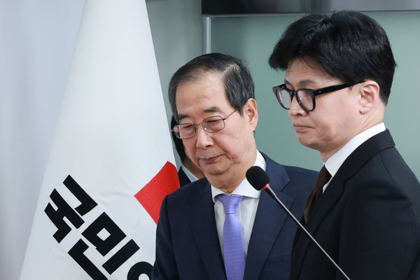 한덕수 국무총리와 국민의힘 한동훈 대표가 8일 오전 서울 여의도 국민의힘 당사에서 국정 수습 방안을 담은 공동 담화문을 발표하기 위해 회견장으로 들어서고 있다. 2024.12.8 /연합뉴스