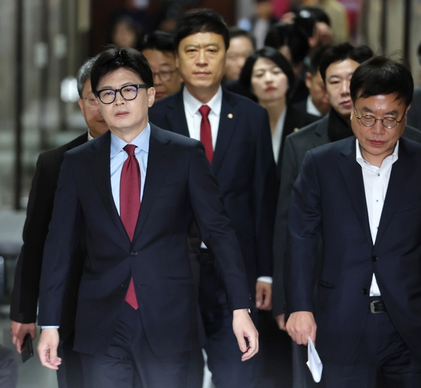 국민의힘 한동훈 대표와 최고위원들이 9일 오전 국회에서 열린 비공개 최고위원회의에 입장하고 있다. 2024.12.9 /연합뉴스