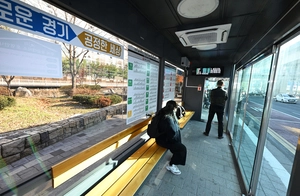 찬바람 못막는 버스정류장, 한파대피소 적합하나