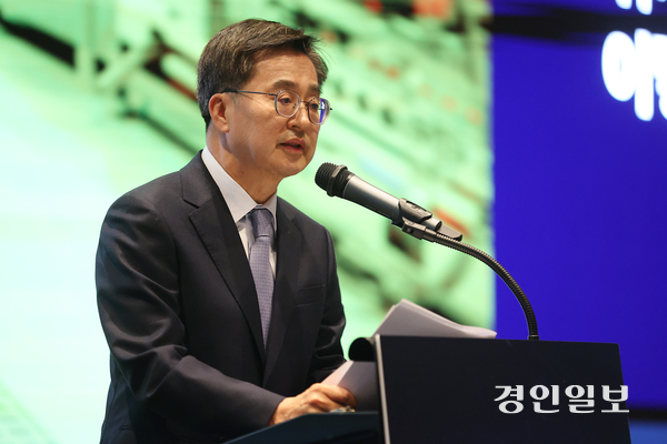 10일 오전 성남 판교에서 반도체 클러스터 포럼에서 김동연 경기도지사가 축사를 하고 있다. 2024.12.10 /경기도 제공