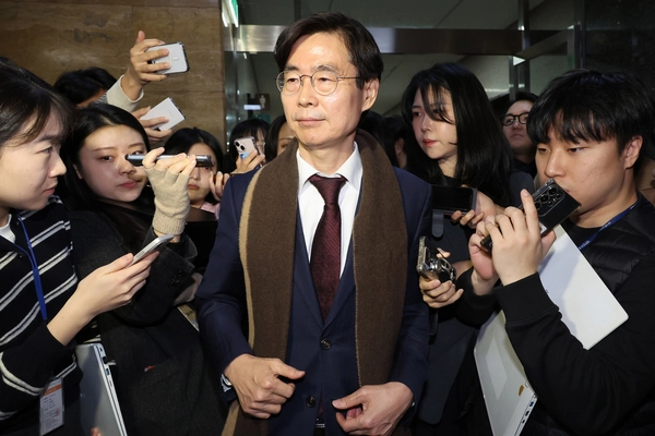 국민의힘 조경태 의원이 10일 오전 서울 여의도 국회에서 의총장으로 향하고 있다. 2024.12.10 /연합뉴스